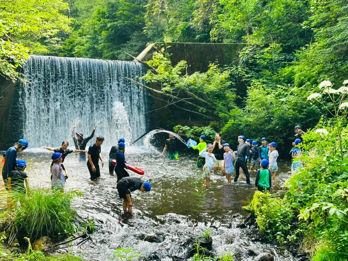 滝壺エリアは水遊びにもってこい