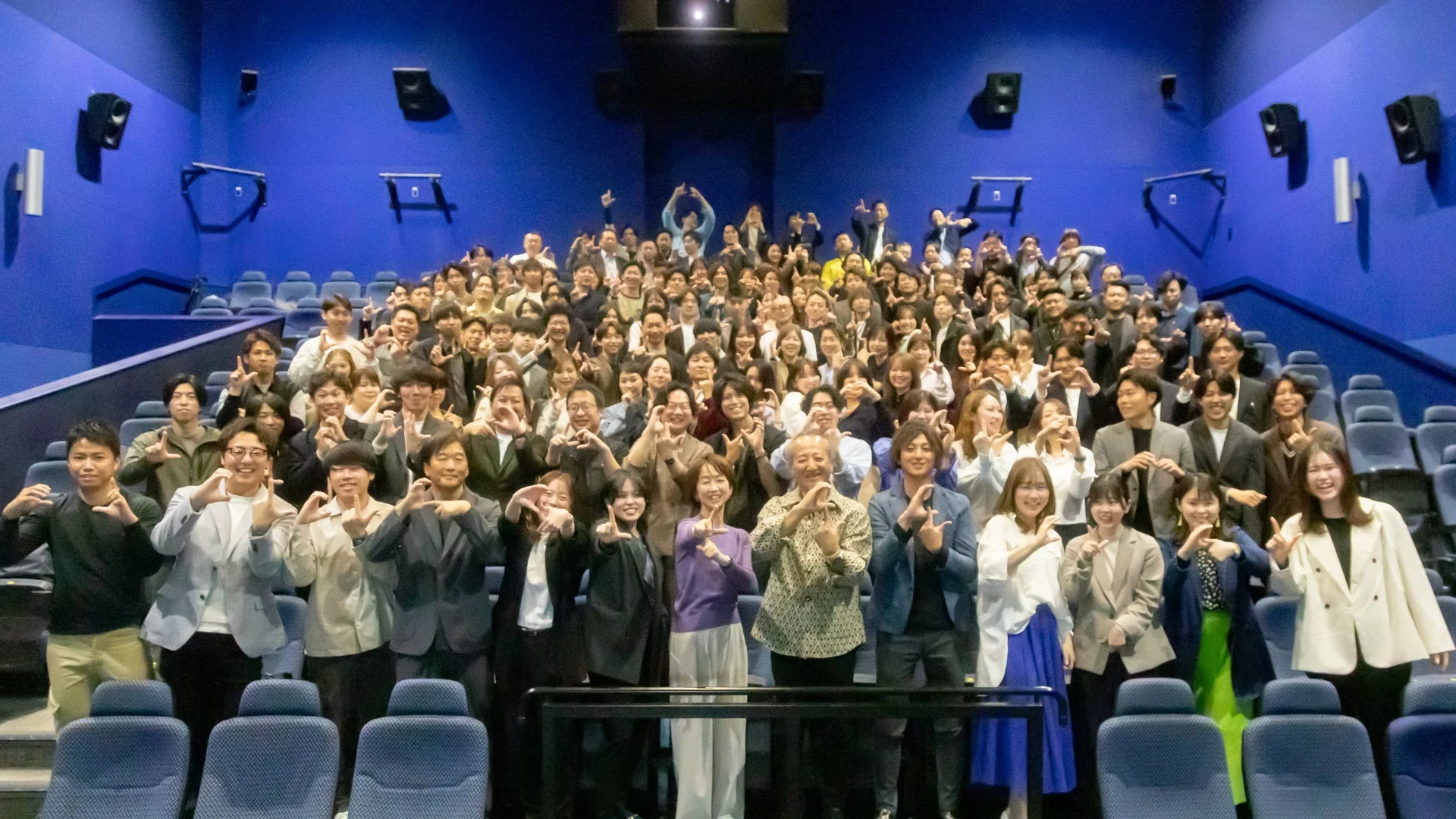 イベントの賑わいを表現する集合写真