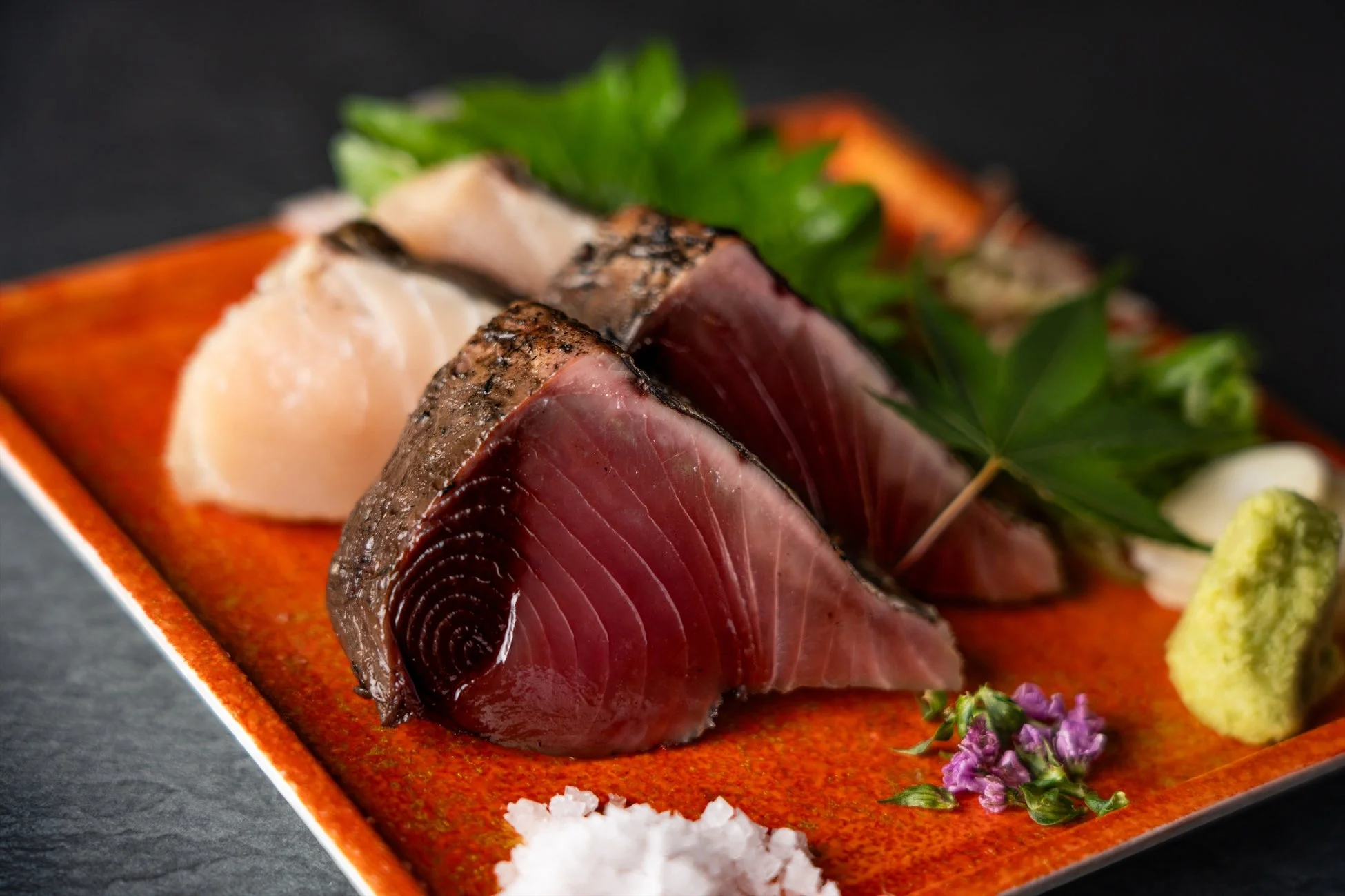 鰹のたたきと帆立の刺身の盛り合わせ