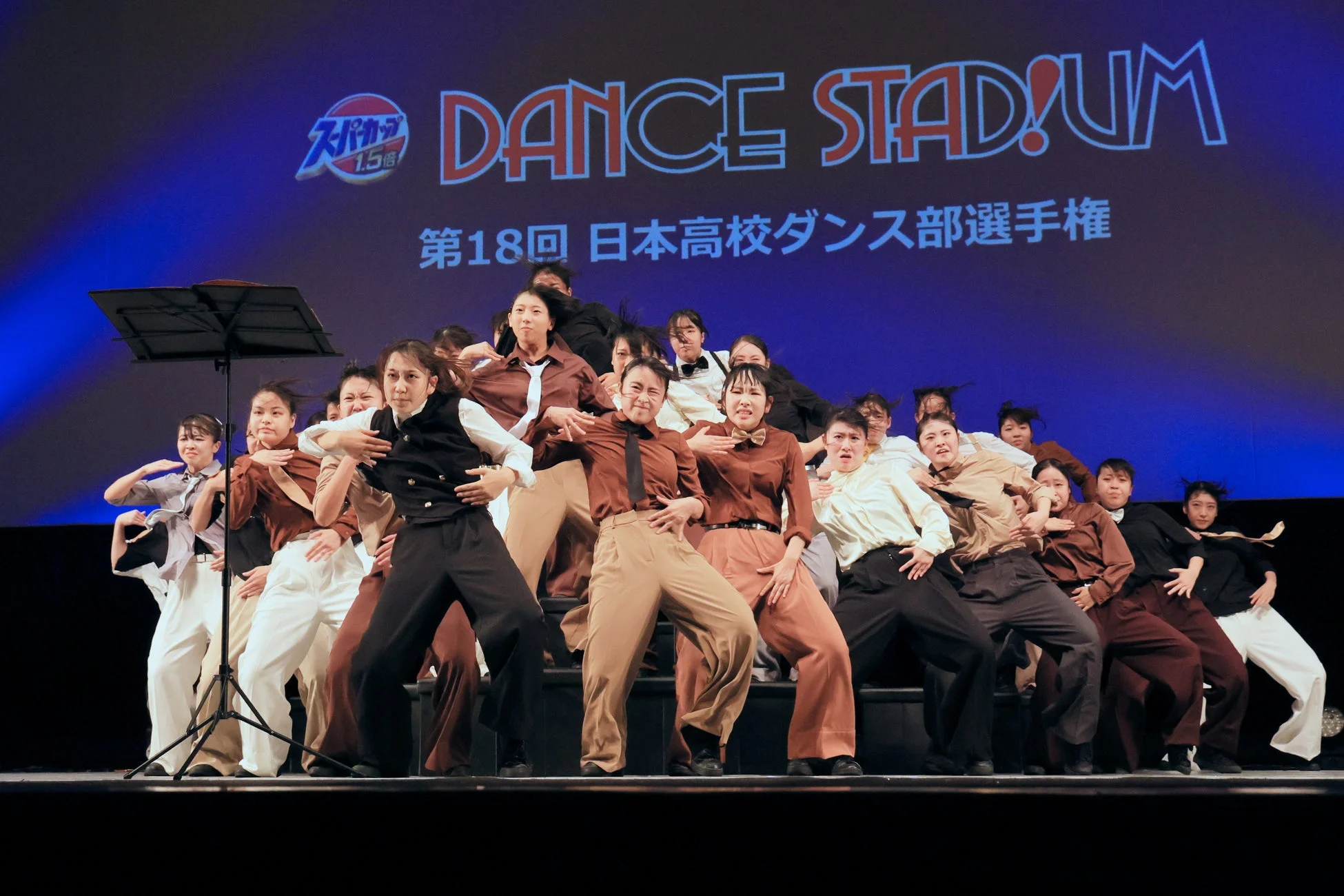 第18回 日本高校ダンス部選手権のステージで踊る高校生ダンサー