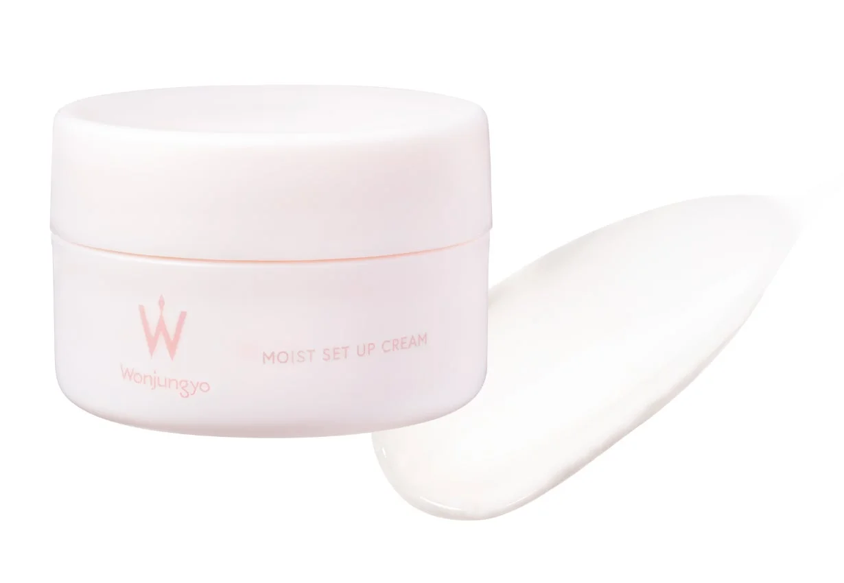 ピンク色の容器に入った「Wonjungyo MOIST SET UP CREAM」と、そのクリームのテクスチャーを示す白いスウォッチが並べられています。スキンケアやベースメイクに使用される保湿クリームの製品写真です。