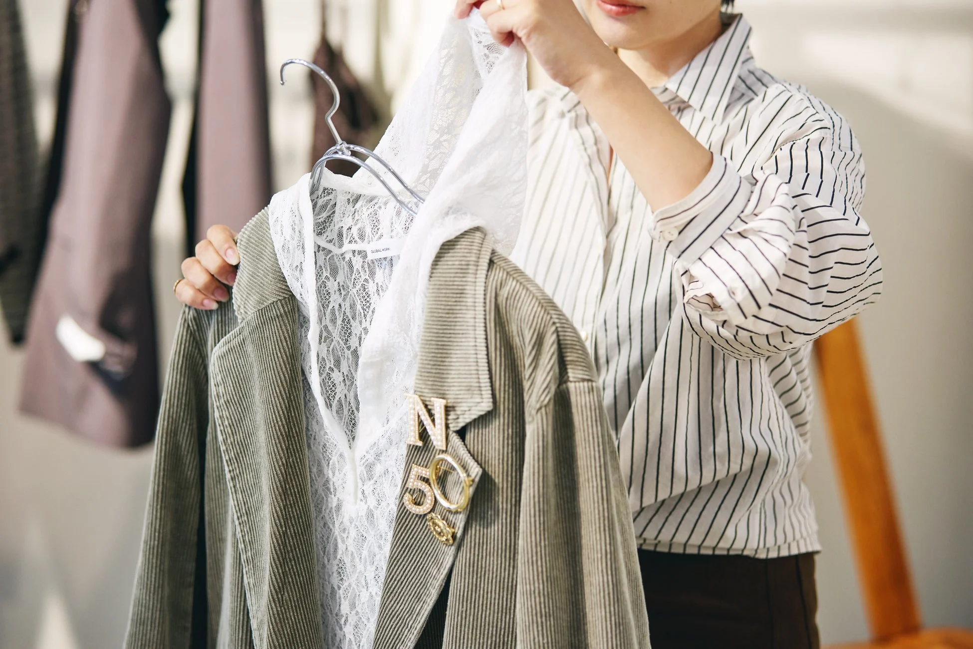 スタイリスト岩田槙子さんとハンガーの服