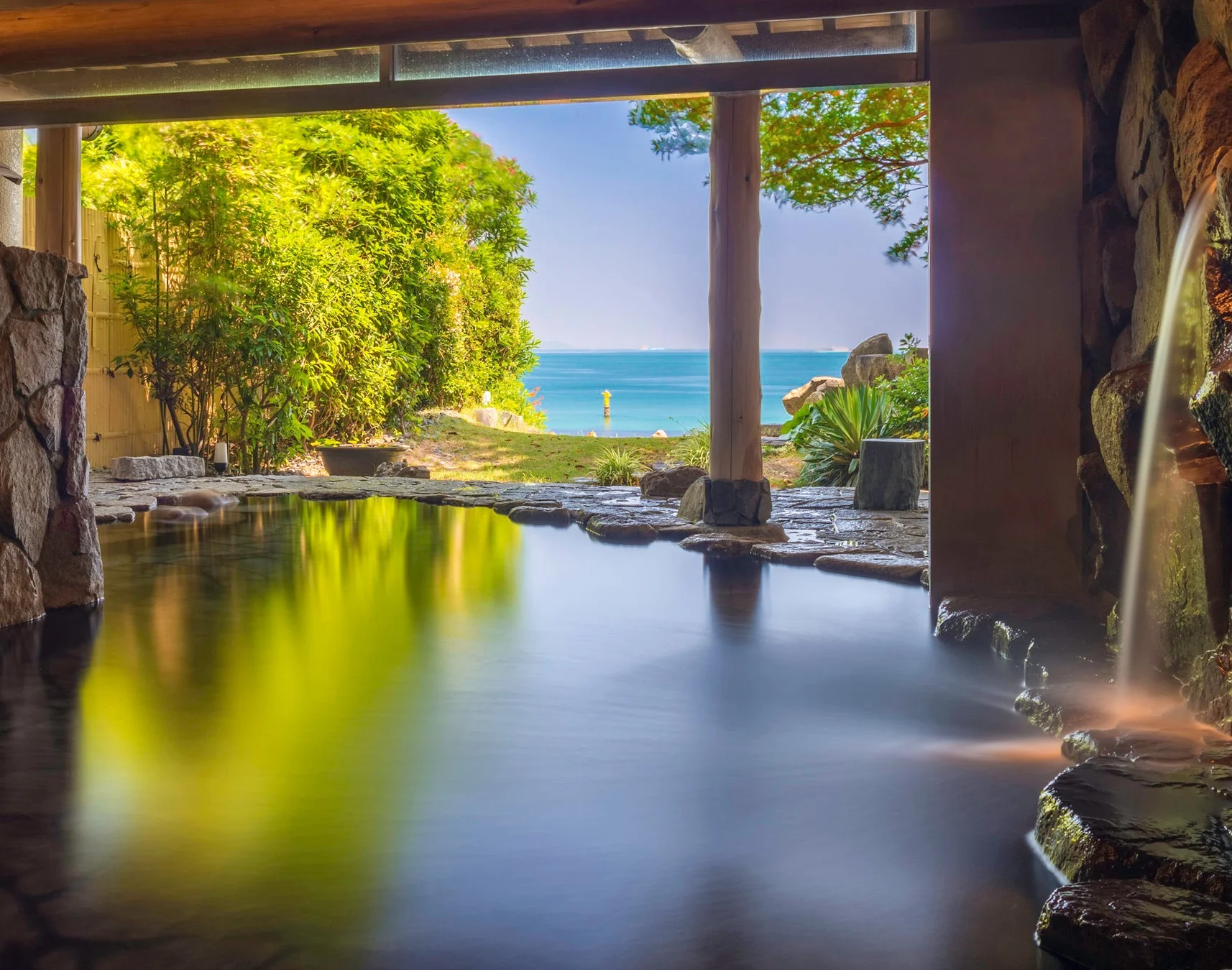 海を望む開放的な露天風呂の風景