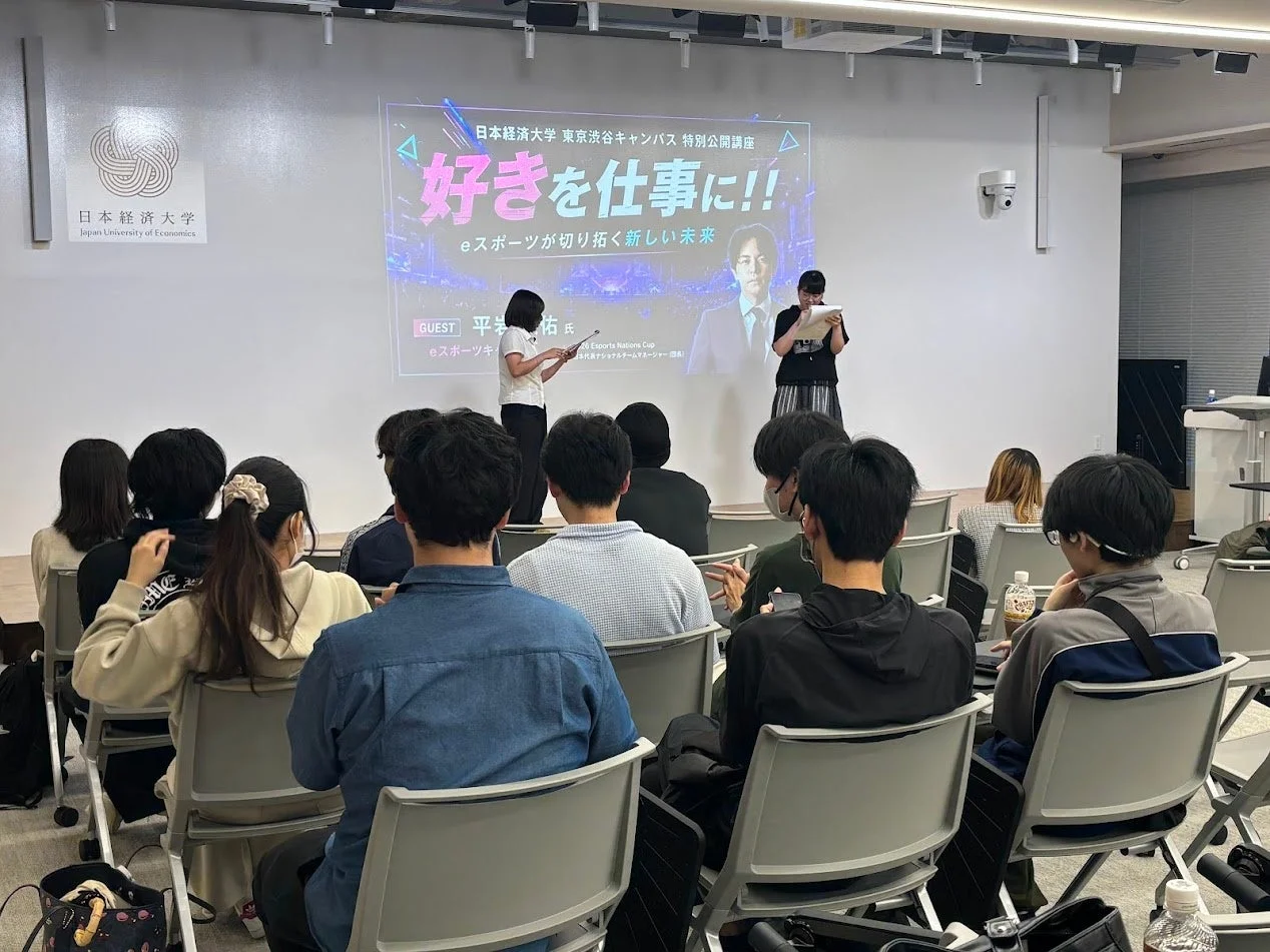 講演中の平岩康佑氏と会場の様子
