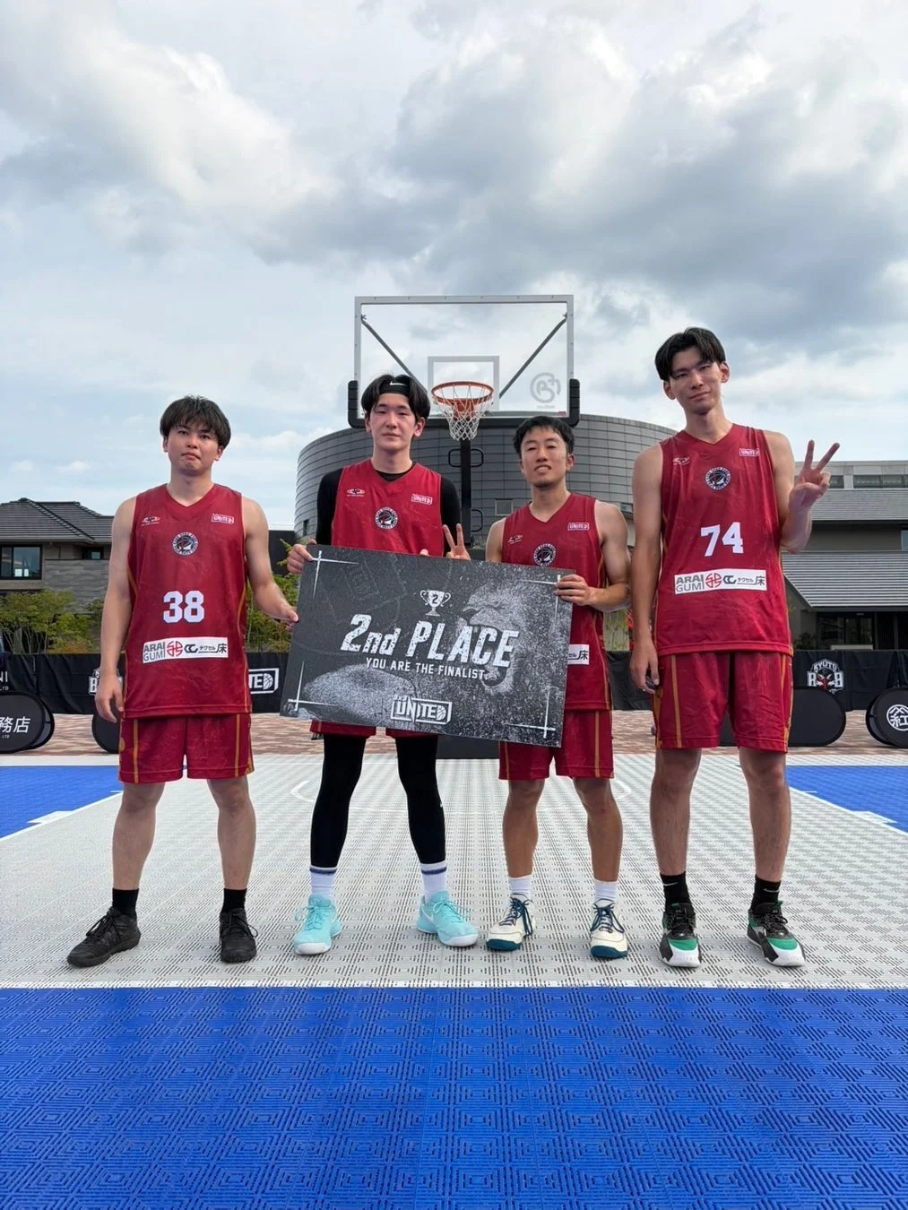 神戸ディプロの選手たちが「2nd PLACE」のサインを持って記念撮影をしている様子。