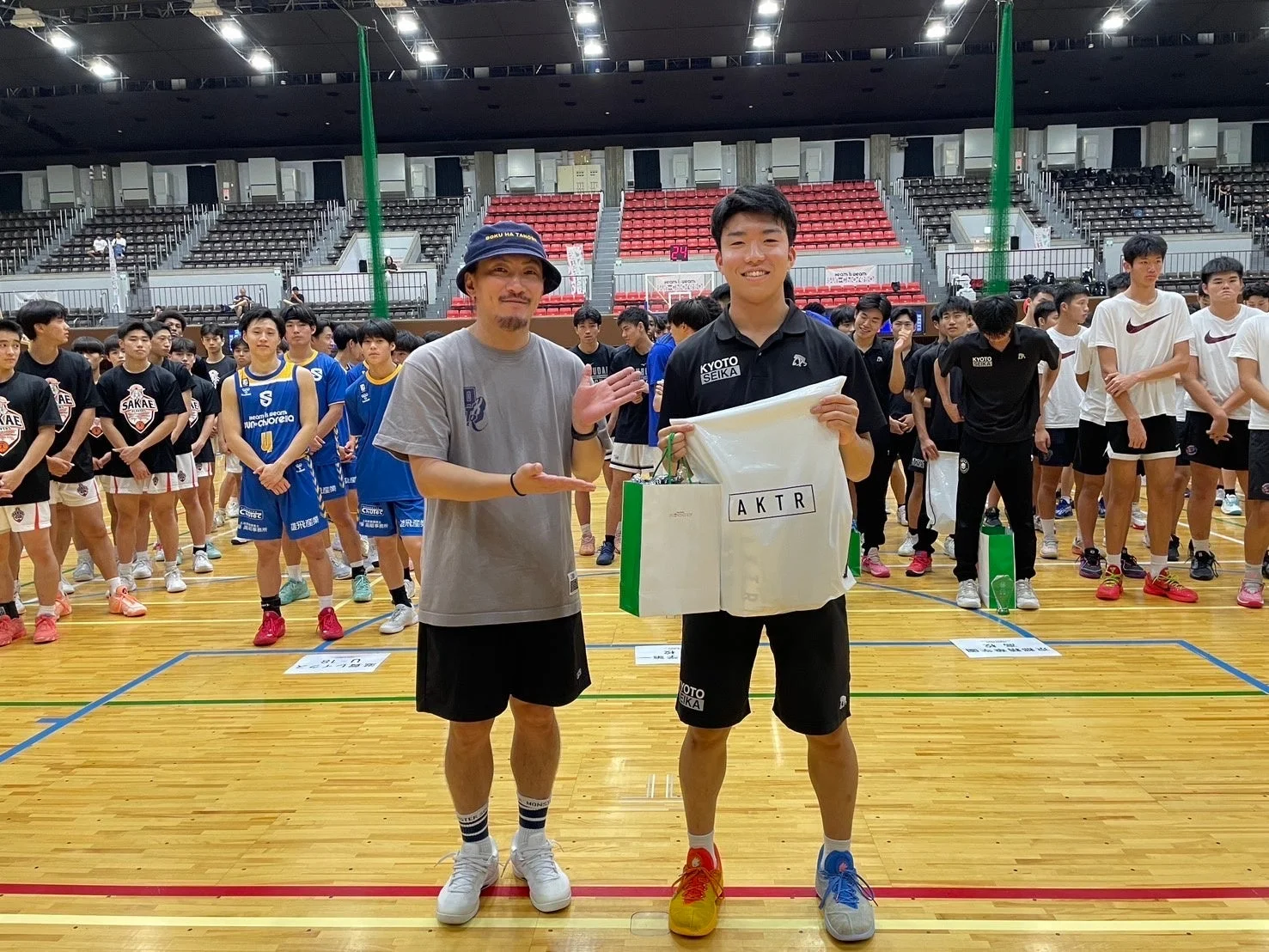 体育館での集合写真