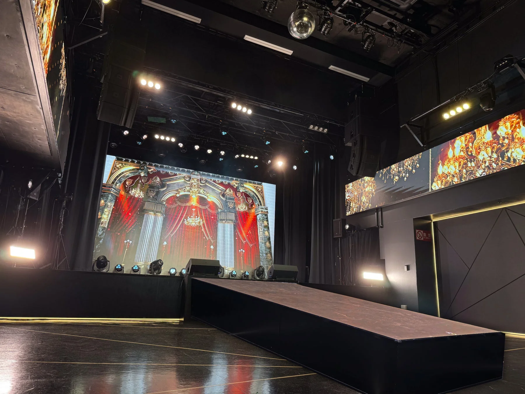 豪華なLEDスクリーンと多数の照明が設置されたイベント会場のステージとランウェイ