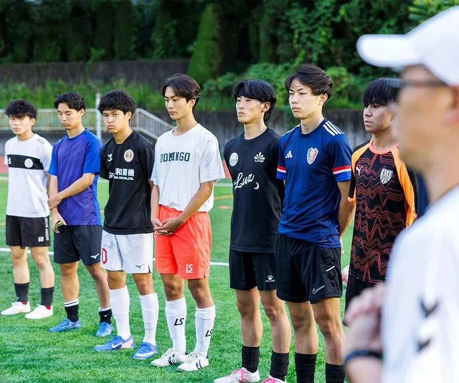 選手がコーチの話を聞いている様子