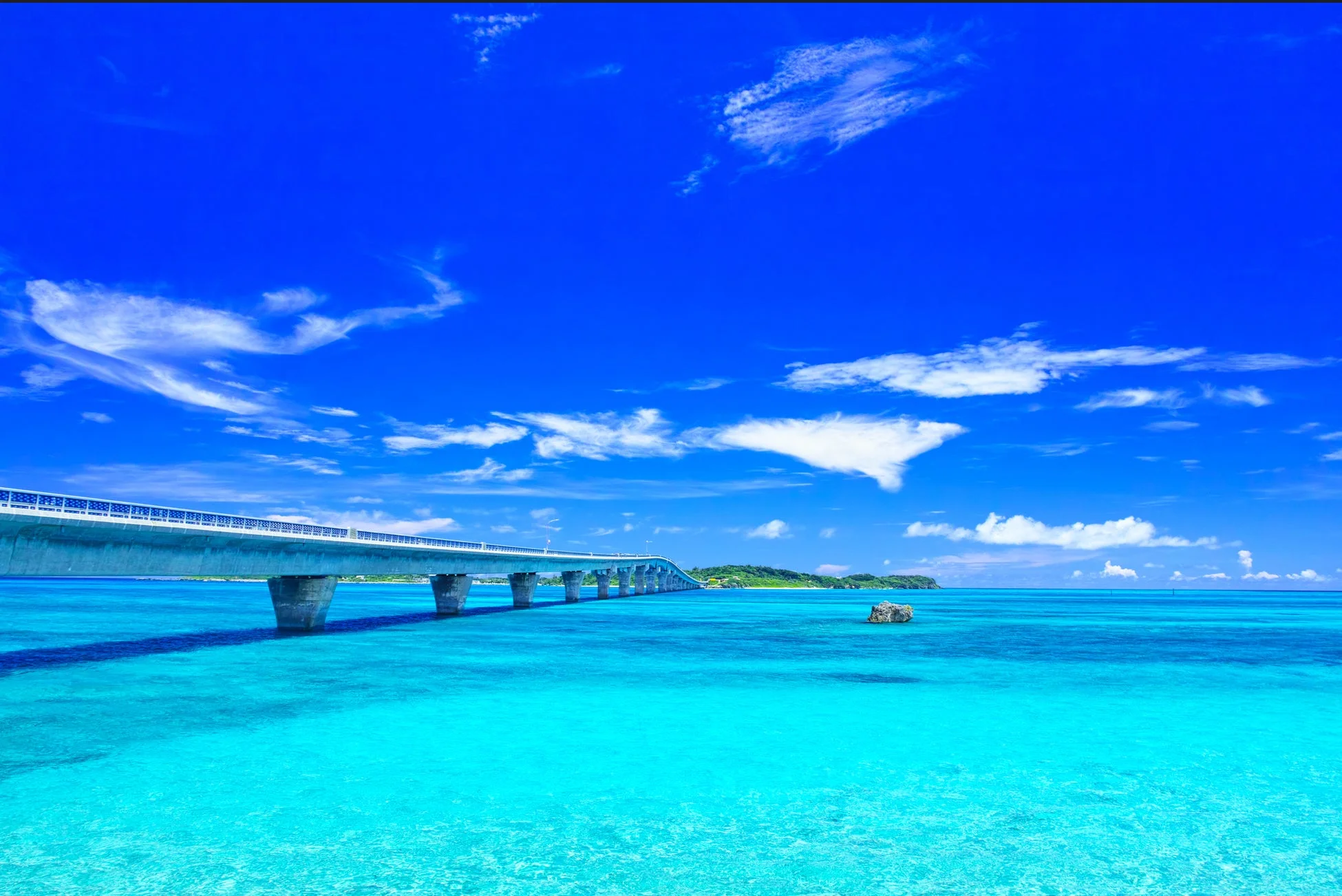 エメラルドグリーンの海にかかる橋
