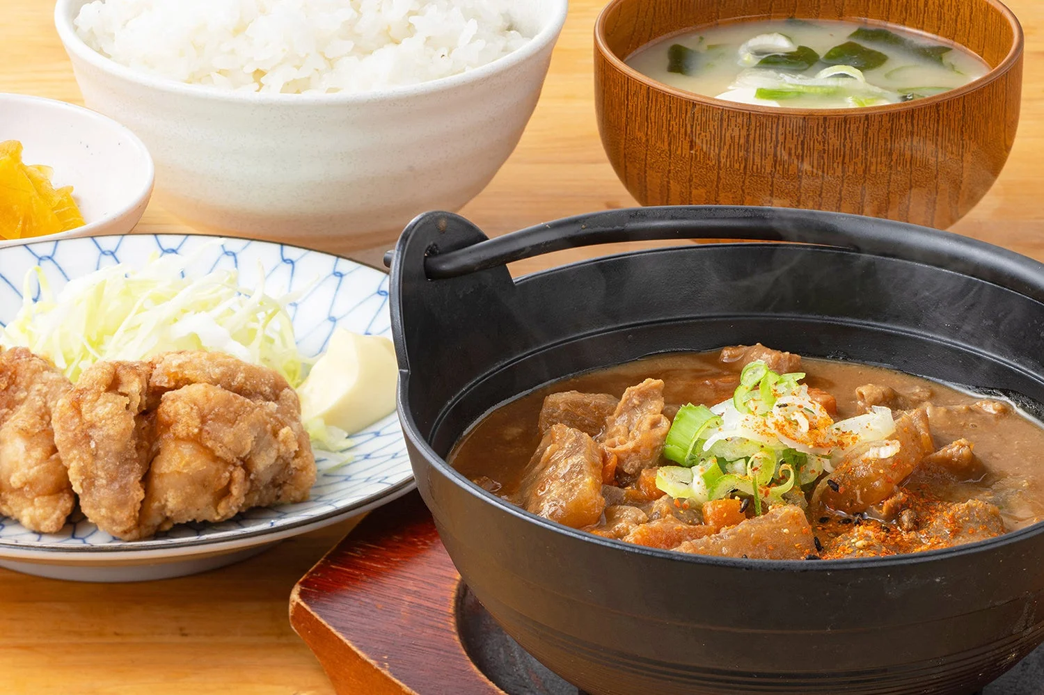 和食定食煮込み料理唐揚げご飯味噌汁