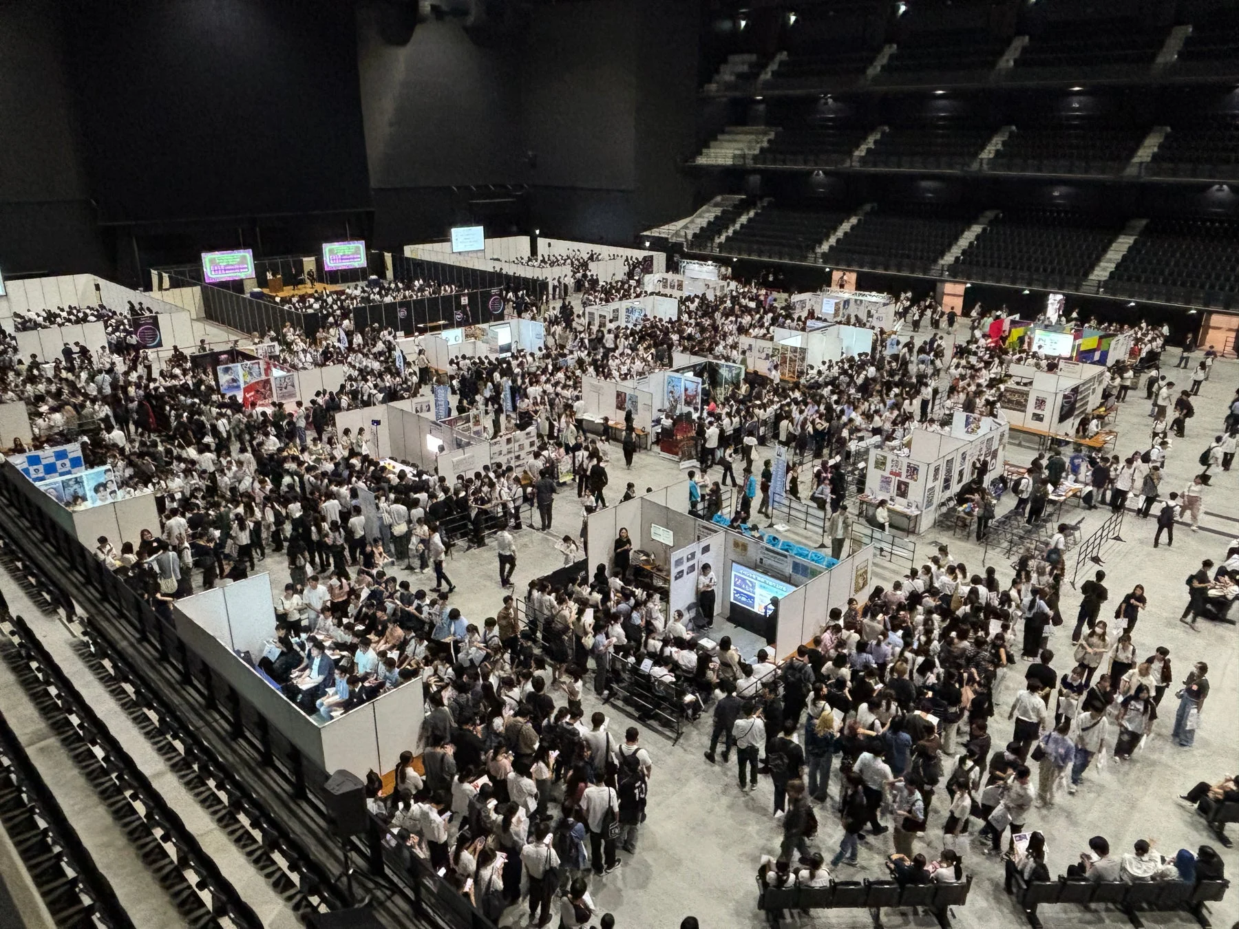 アリーナ会場の全景