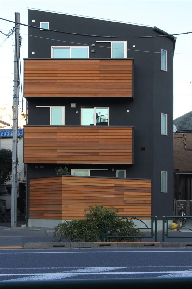 現代的なデザインの3階建ての建物