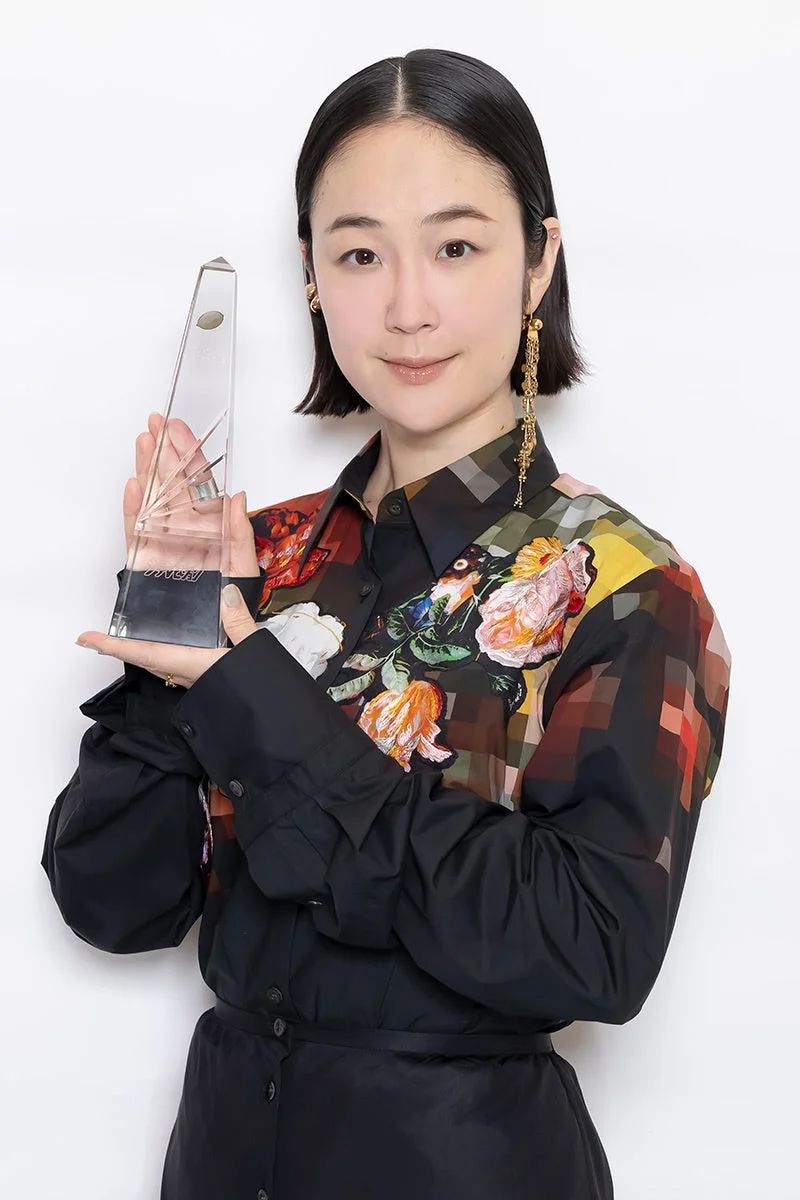 トロフィーを持つ女性