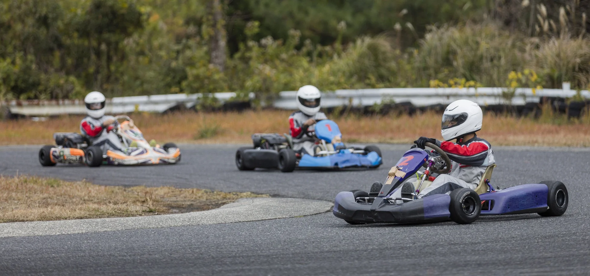 サーキットでゴーカートに乗る子どもたち