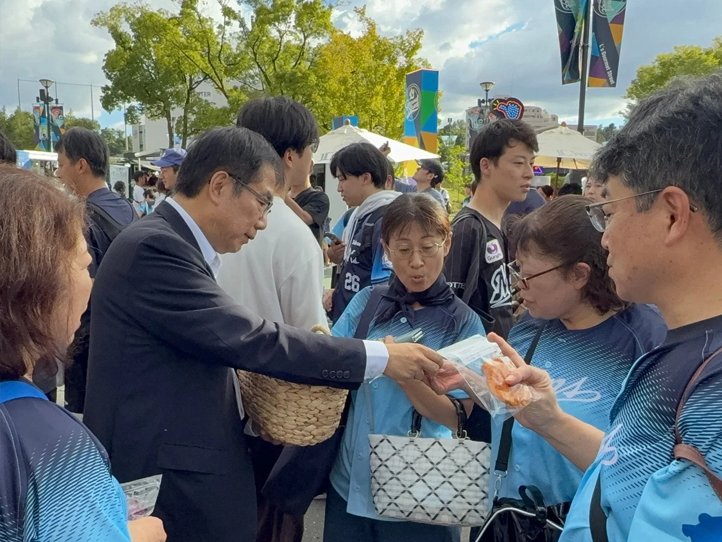 グッズを手渡す様子
