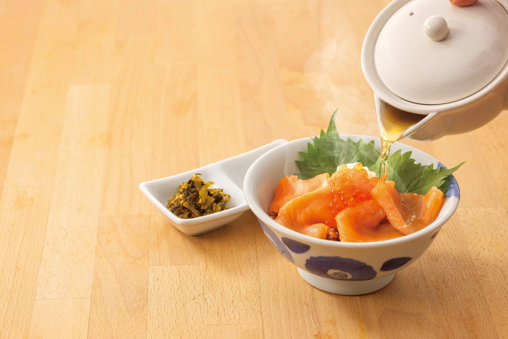 温かい出汁が注がれている鮭といくらの海鮮丼