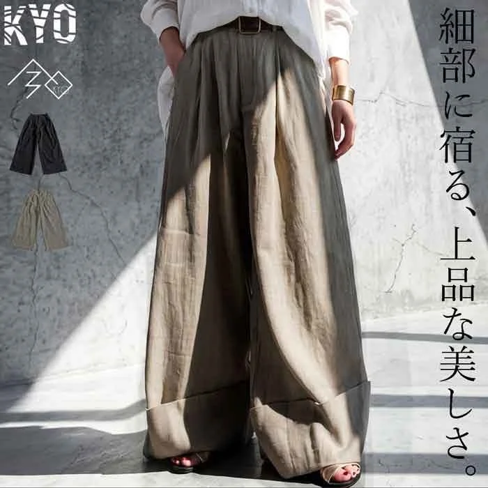 幅広で裾がロールアップされたリネンブレンドのパンツ