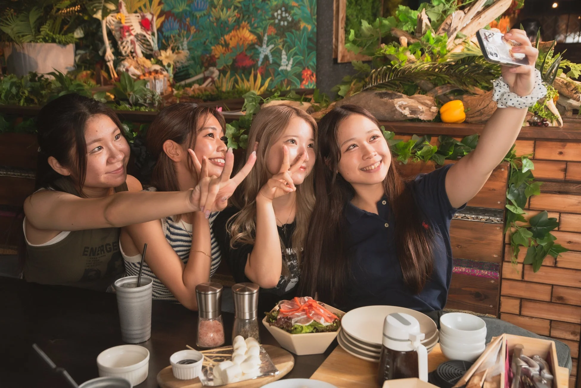 女性たちが自撮りしている様子
