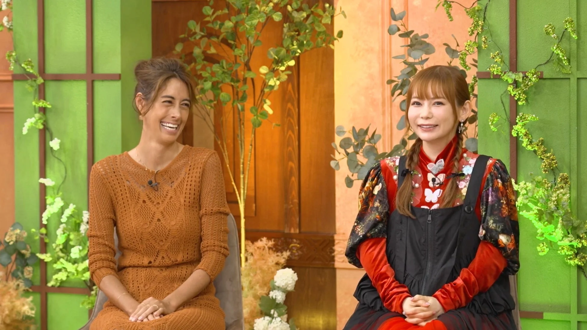 スタジオで談笑する女性たち