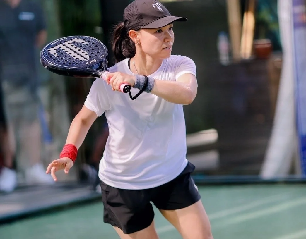 パデルをプレイする女性選手