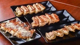 様々な種類の焼き餃子