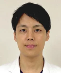 白衣を着用した東洋系の男性の顔のアップのポートレート