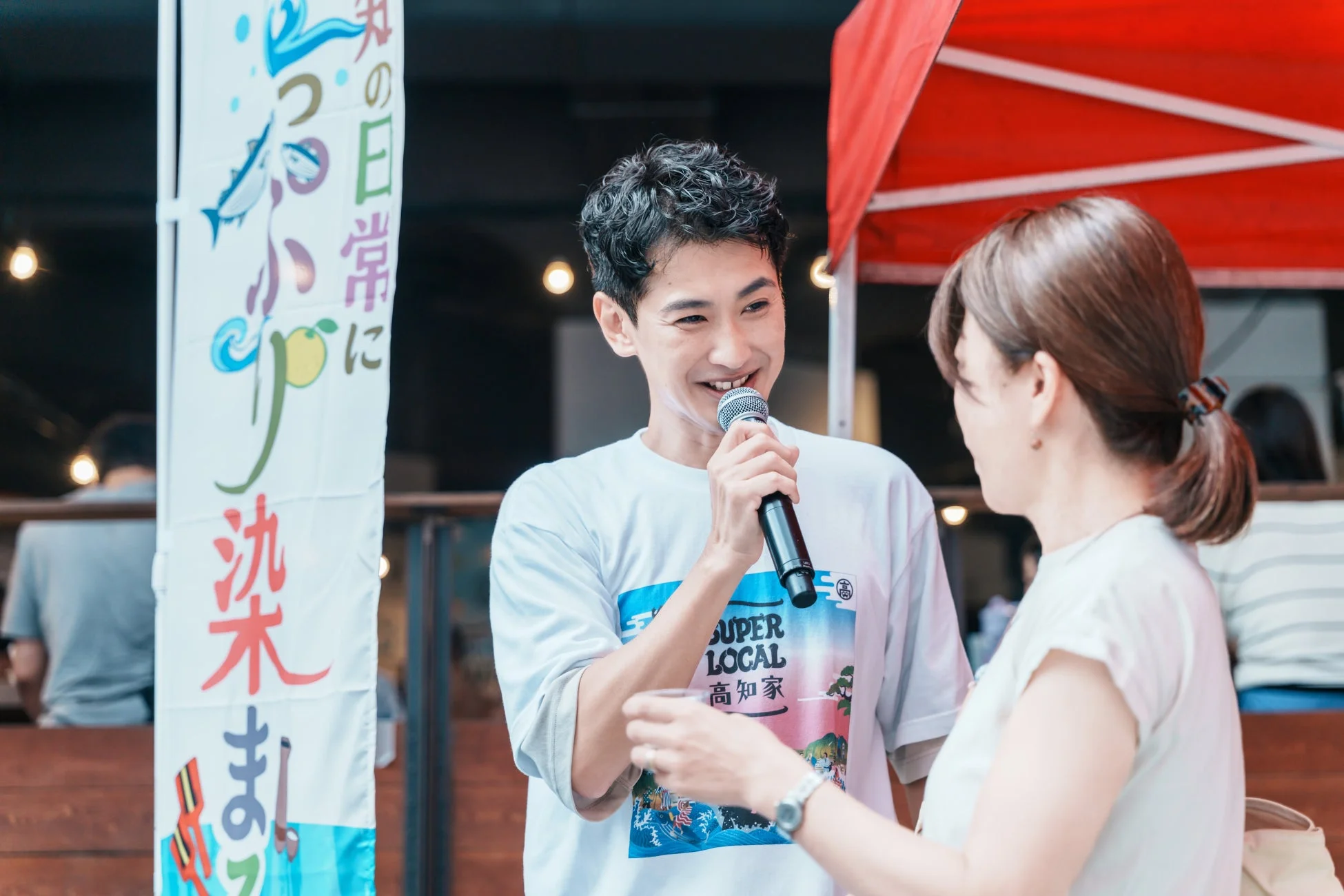 イベントで話すしばっちさんと女性