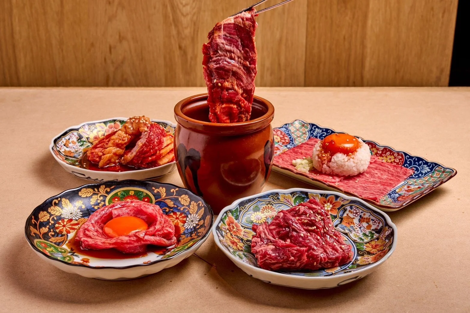 豪華な焼肉の盛り合わせ