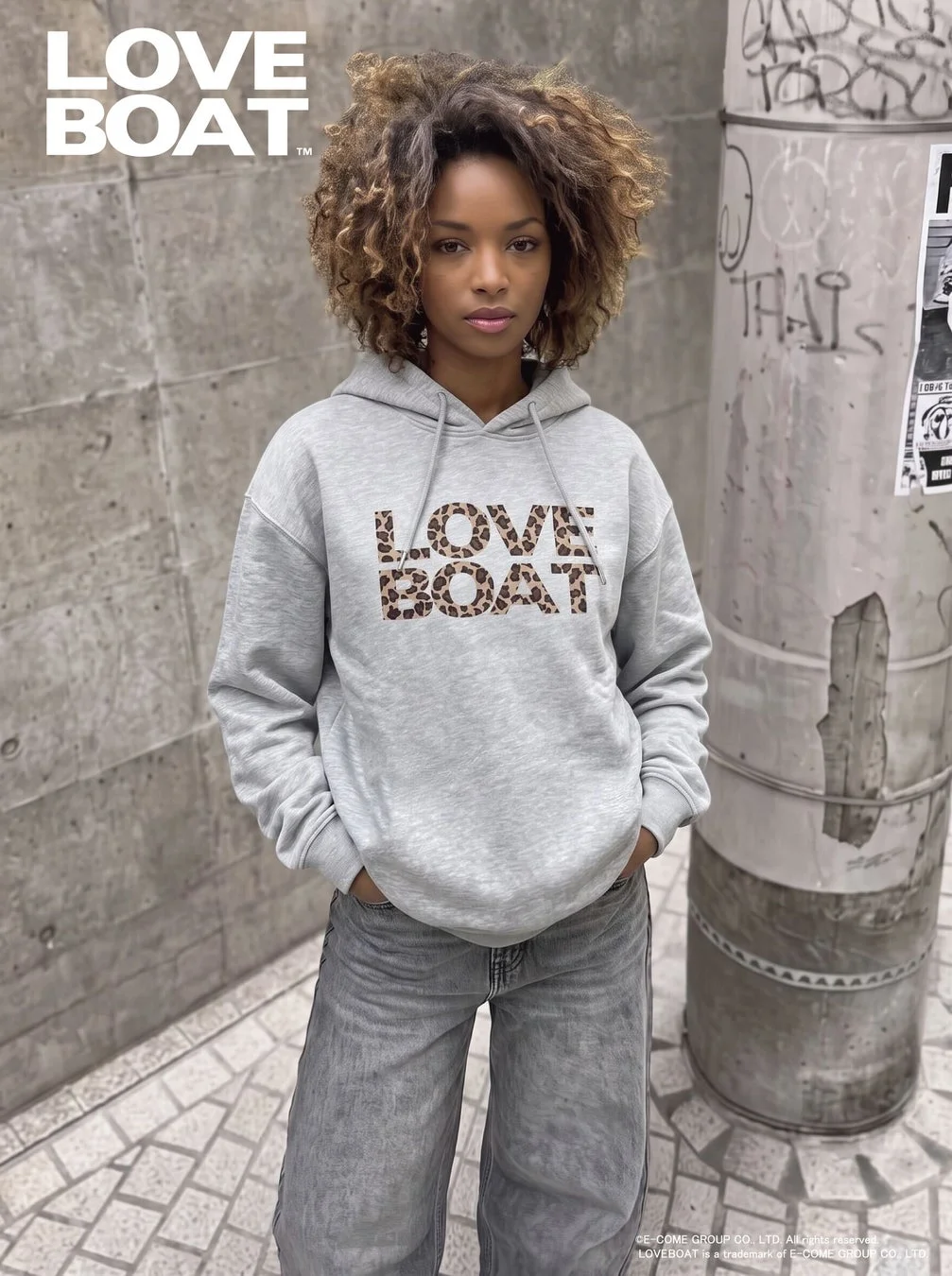 LOVEBOAT新作フーディーを着用した女性