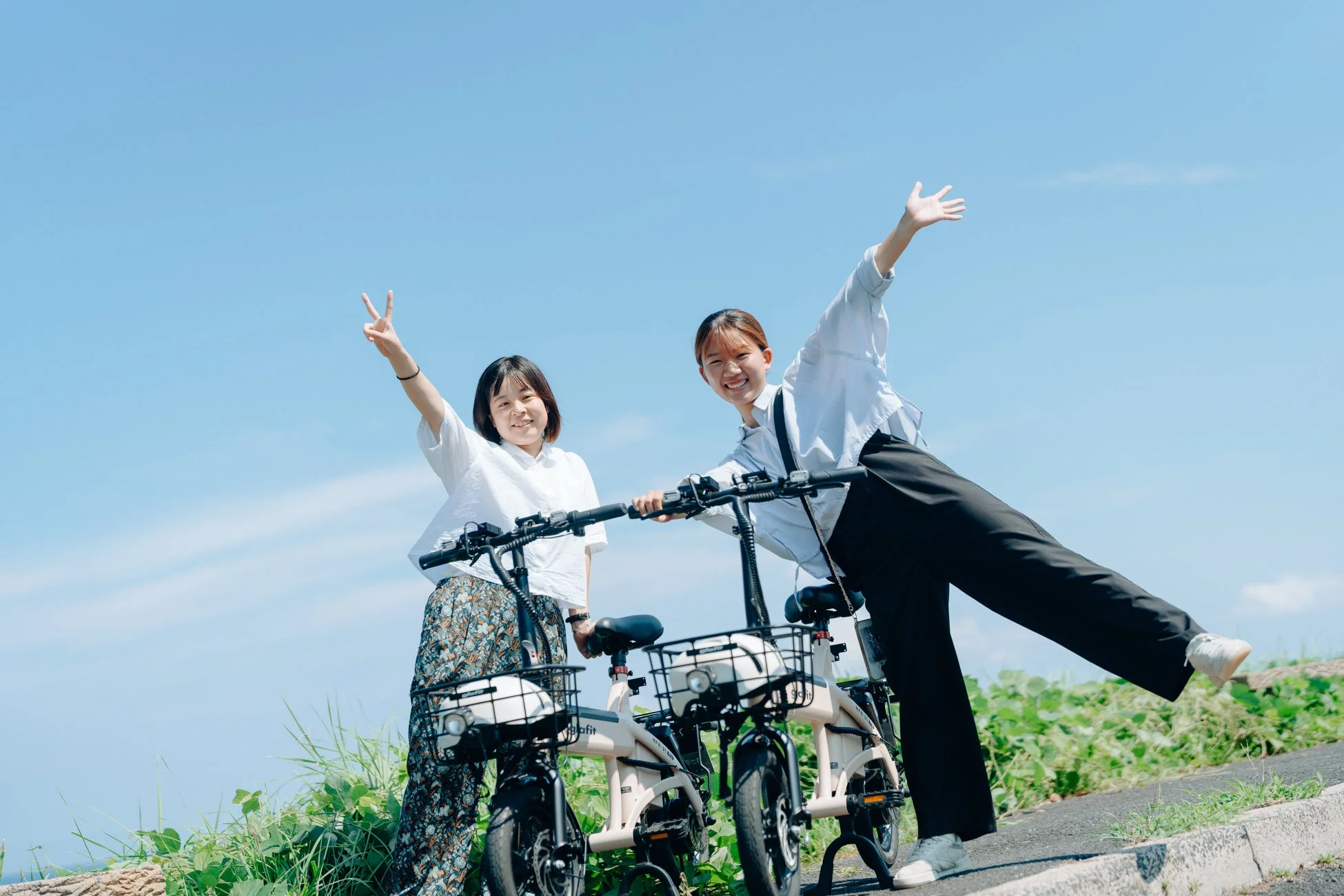 女性が電動サイクルとポーズ