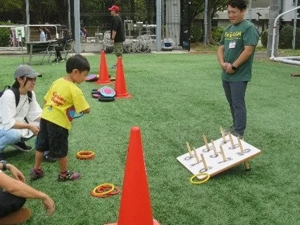 輪投げをする子供