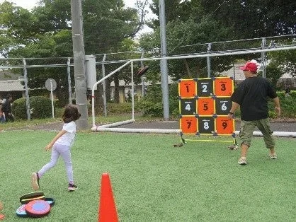 ディスク投げを楽しむ人々