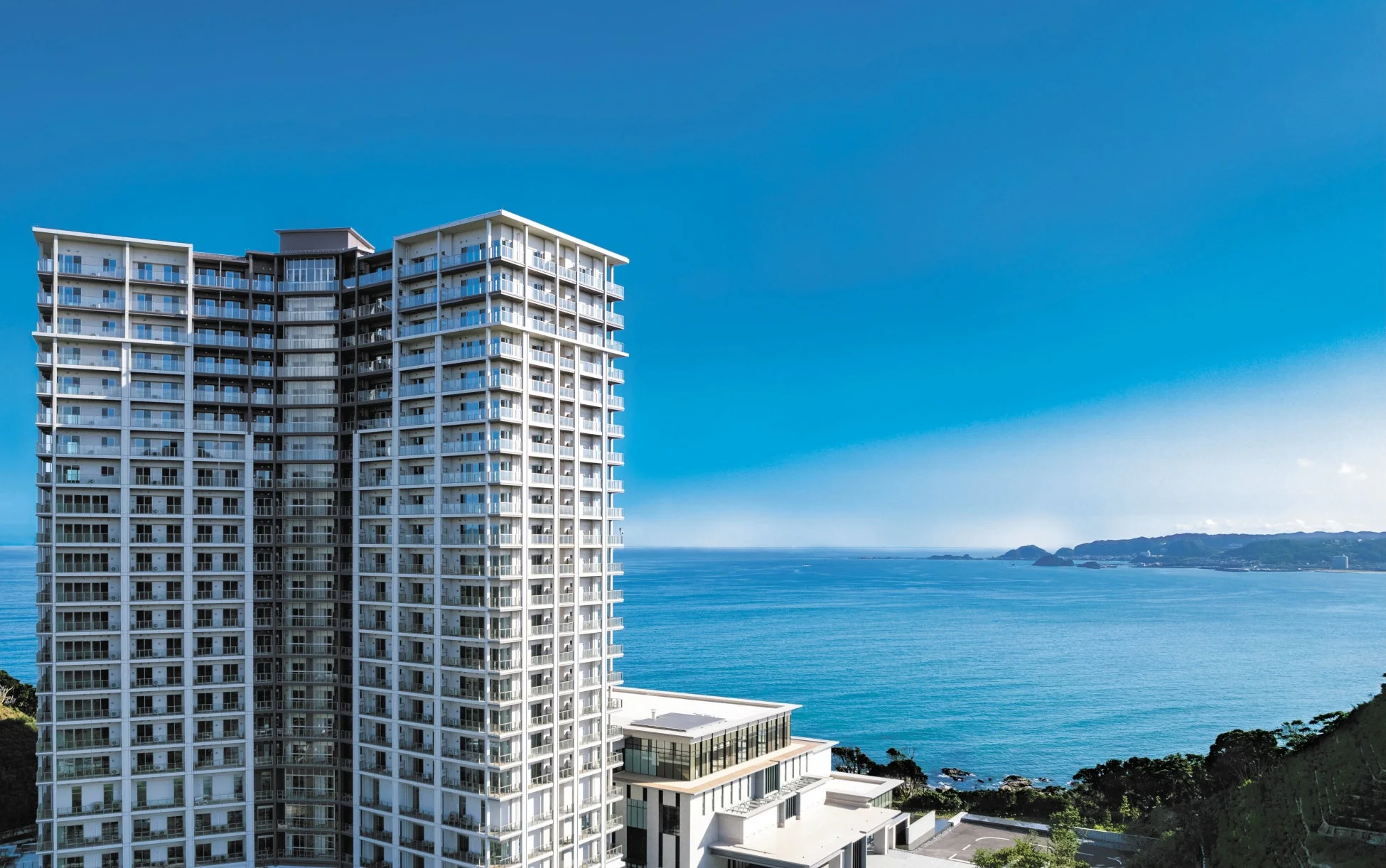 高層ビル,マンション,海,海岸,青空,景色,リゾート,建築,モダン,バルコニー
