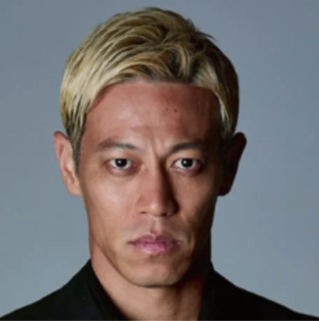 金髪の男性の顔のアップ