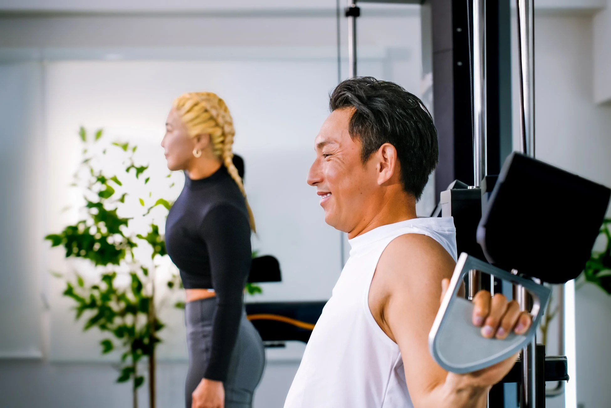 クオリフィット大和郡山店でQualiforce®を体験する男女