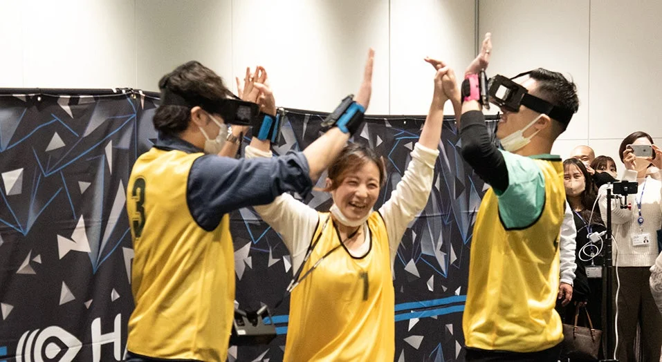 VRヘッドセットを装着して楽しむ人々