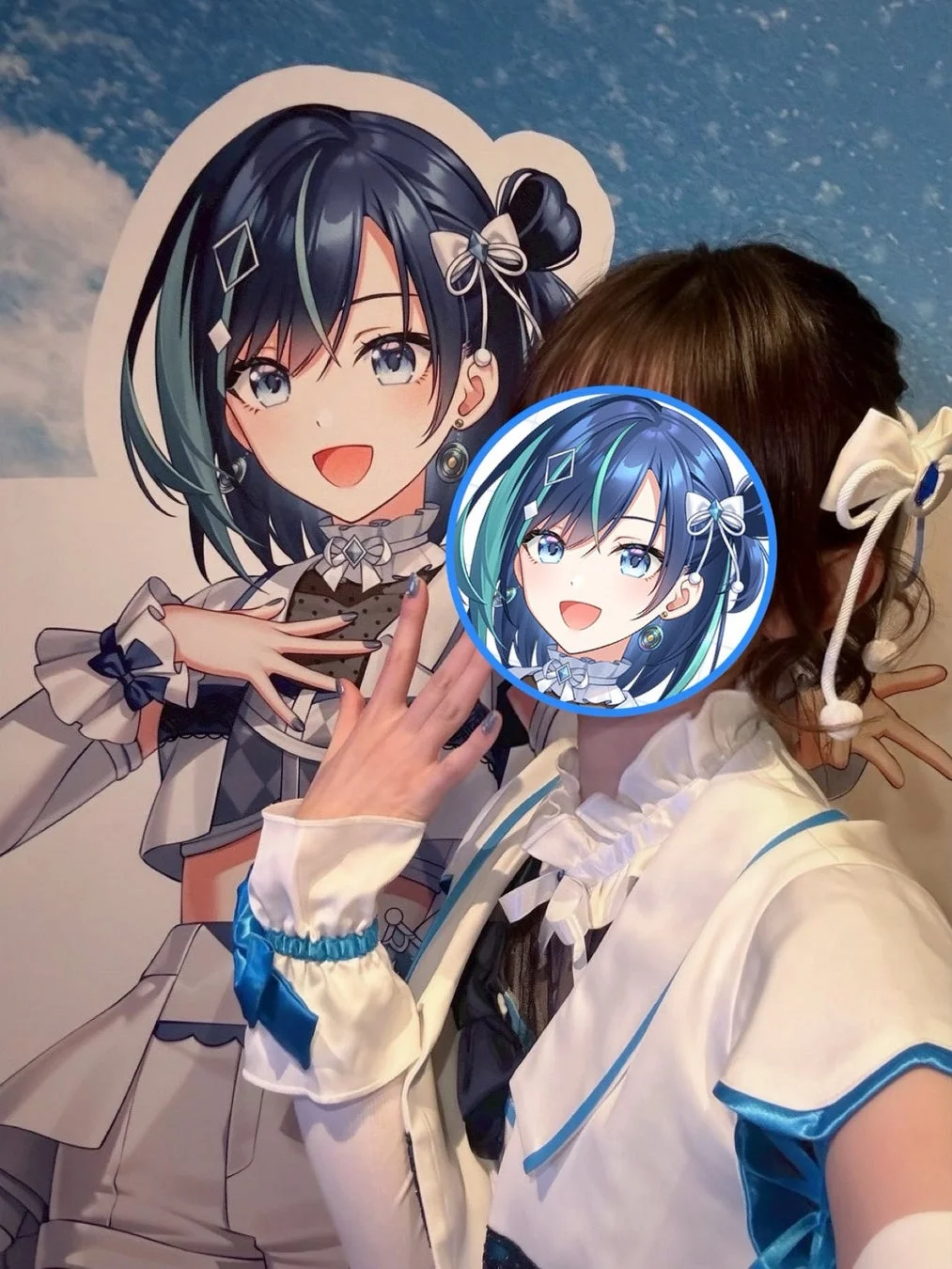青い髪のアニメキャラクターの等身大パネル