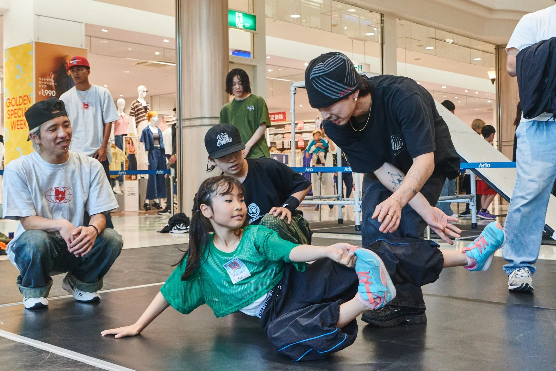 ブレイクダンスを教わる少女