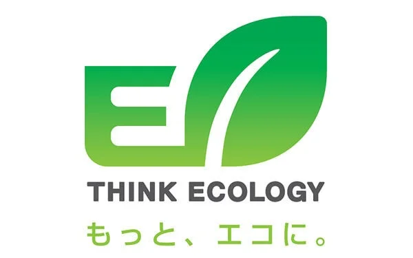 緑色の「E」と葉の形をした「O」を組み合わせたロゴマークです。「THINK ECOLOGY」という英語と「もっと、エコに。」という日本語のメッセージが添えられており、環境への配慮や持続可能性を訴えかけています。