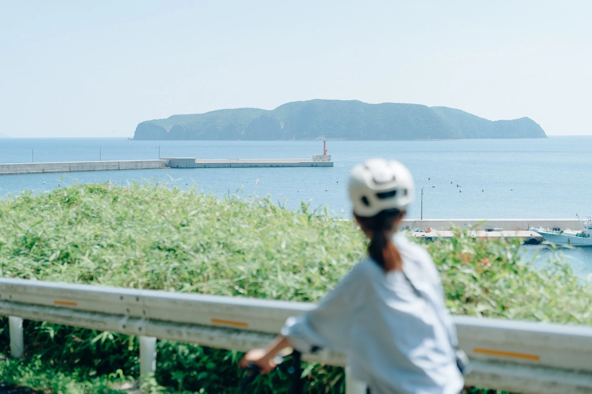 海辺で電動自転車に乗る人