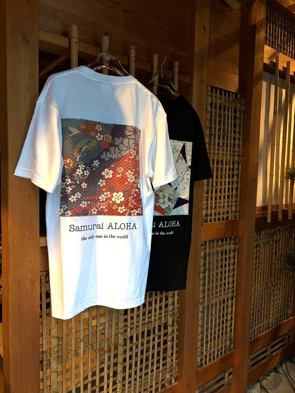 和柄がデザインされた白と黒のTシャツ