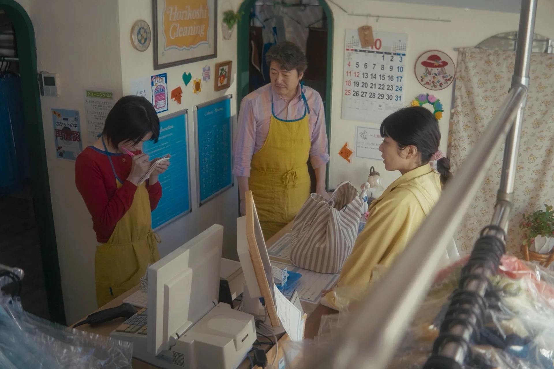 クリーニング店で接客するスタッフ