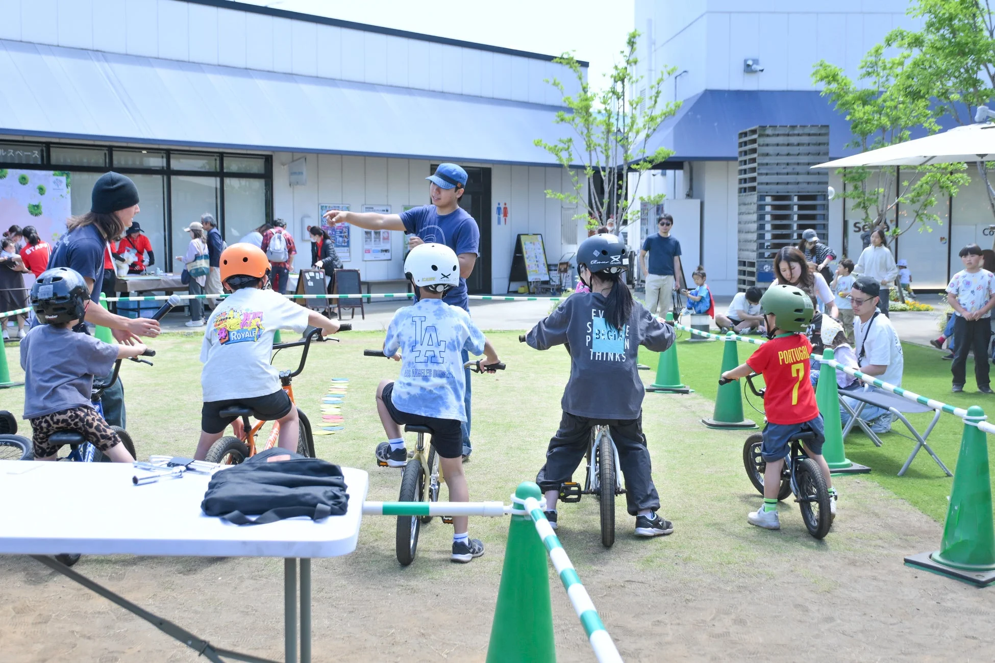バランスバイクで遊ぶ子どもたち