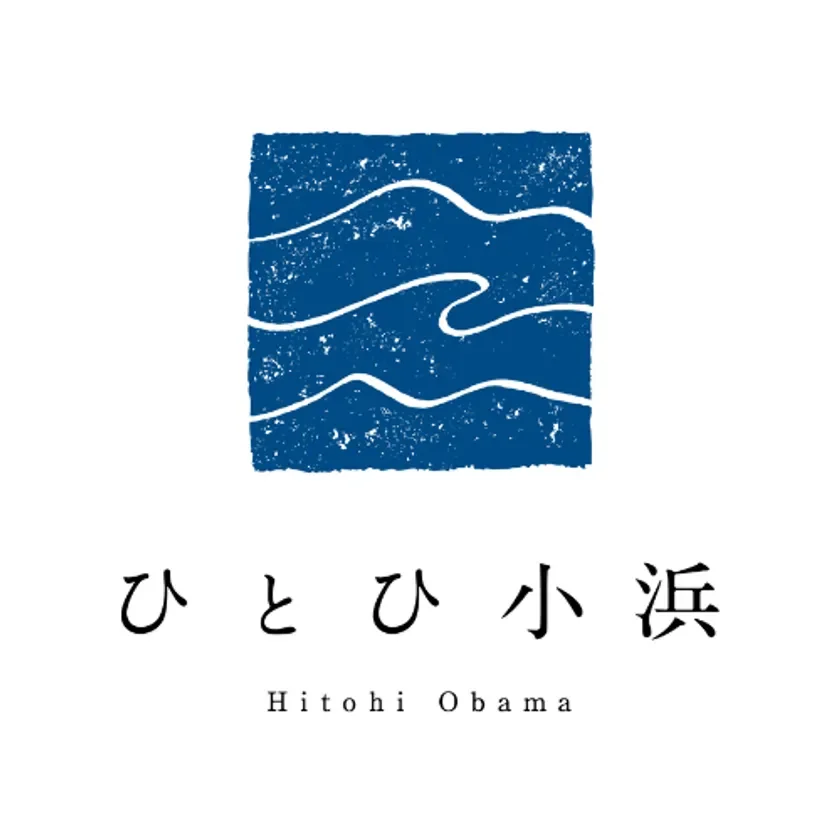 青い四角の中に白い波の模様が描かれ、その下に「ひとひ小浜」という日本語と「Hitohi Obama」という英語が書かれたロゴマークです。シンプルで和風なデザインが特徴的です。