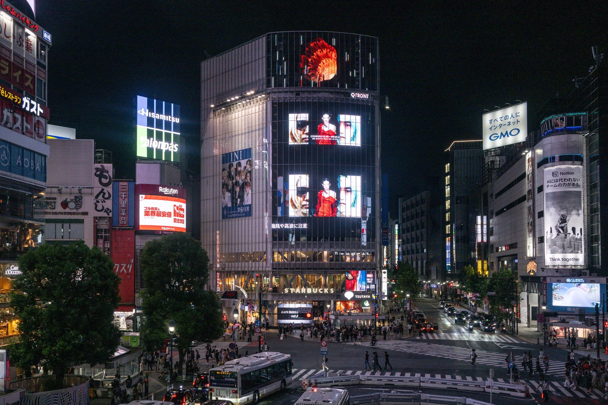 東京の渋谷スクランブル交差点の夜景