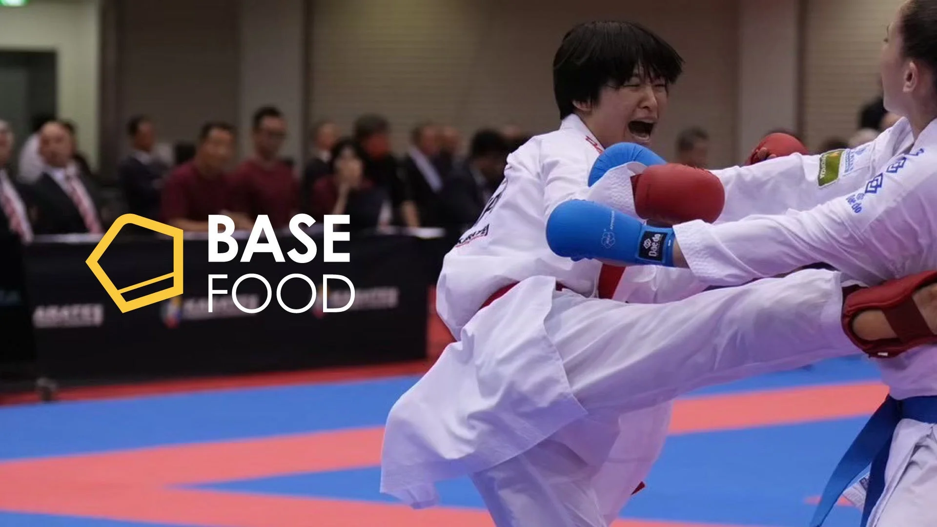 空手選手の試合風景とBASE FOODのロゴ