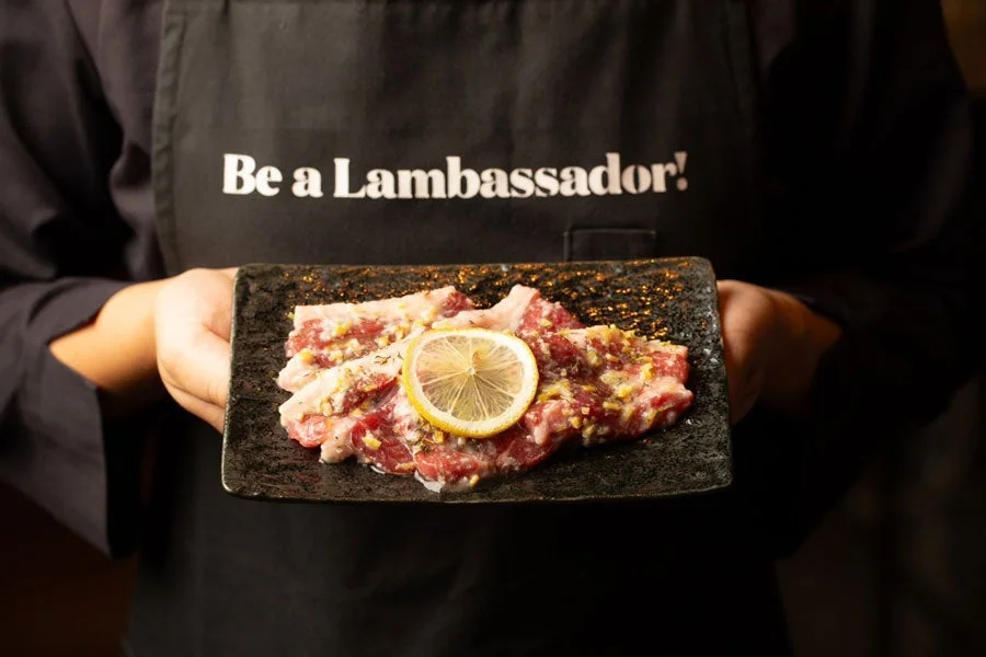 レモンスライスとニンニクが添えられた生肉の盛り合わせ