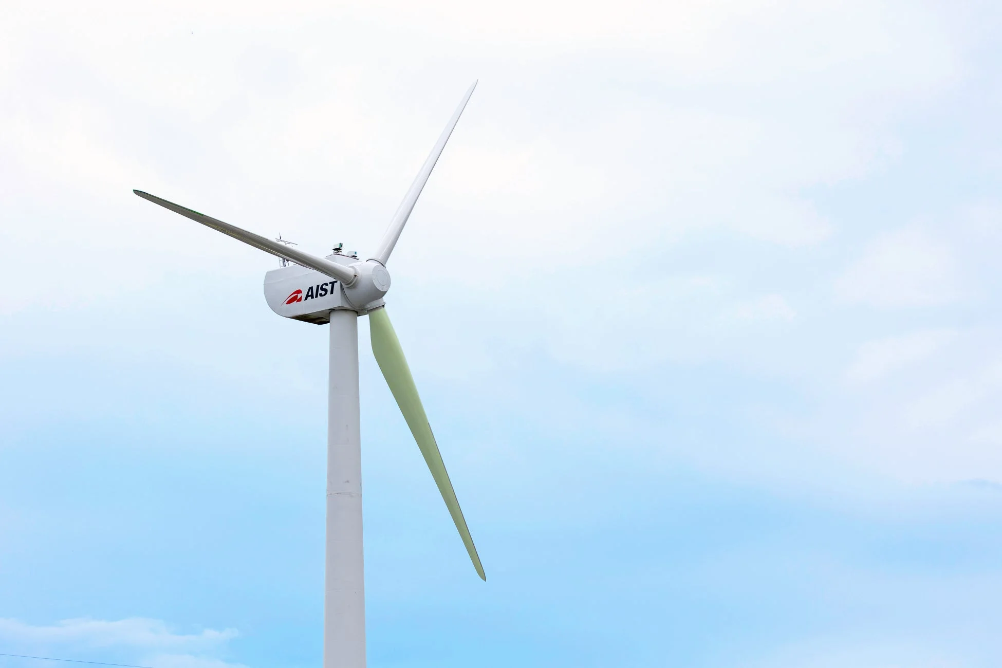 風力発電機とAISTのロゴ