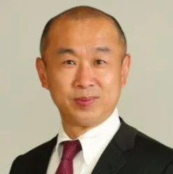 スーツとネクタイを着用したアジア系の男性のバストアップポートレート