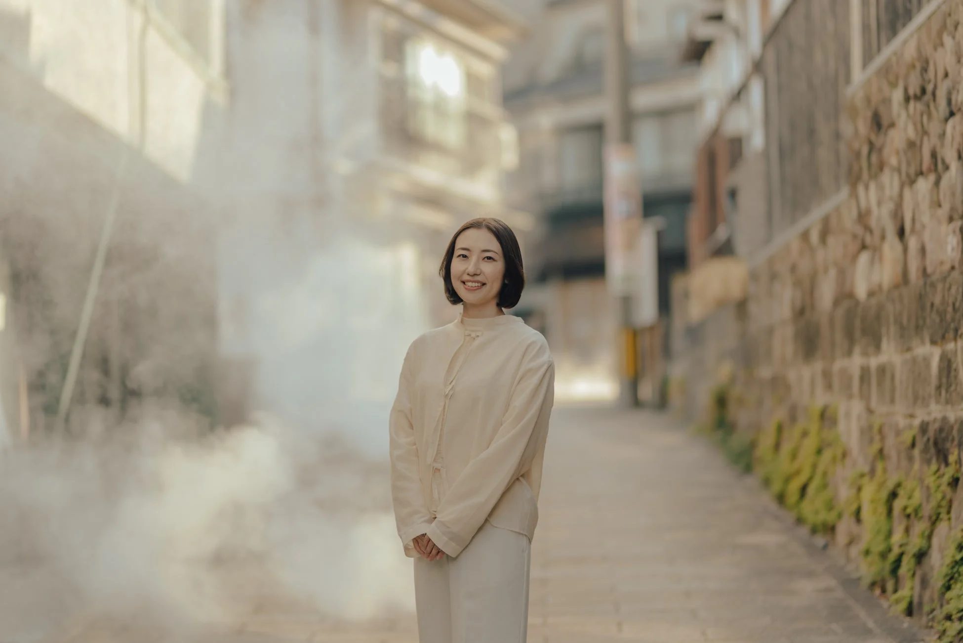 湯気が立ち込める日本の路地で笑顔の女性